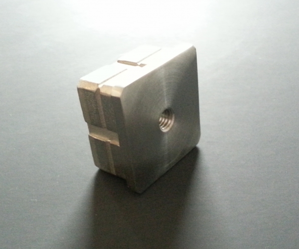 Quadratstopfen flach 40 x 40mm mit Gewinde M8